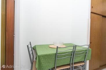 Brist, Comedor in the studio-apartment, WiFi.