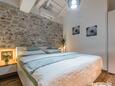 Ložnice 2 Tribalj, Ložnice 2 v ubytování typu house, s klimatizací, domácí mazlíčci povoleni a WiFi.