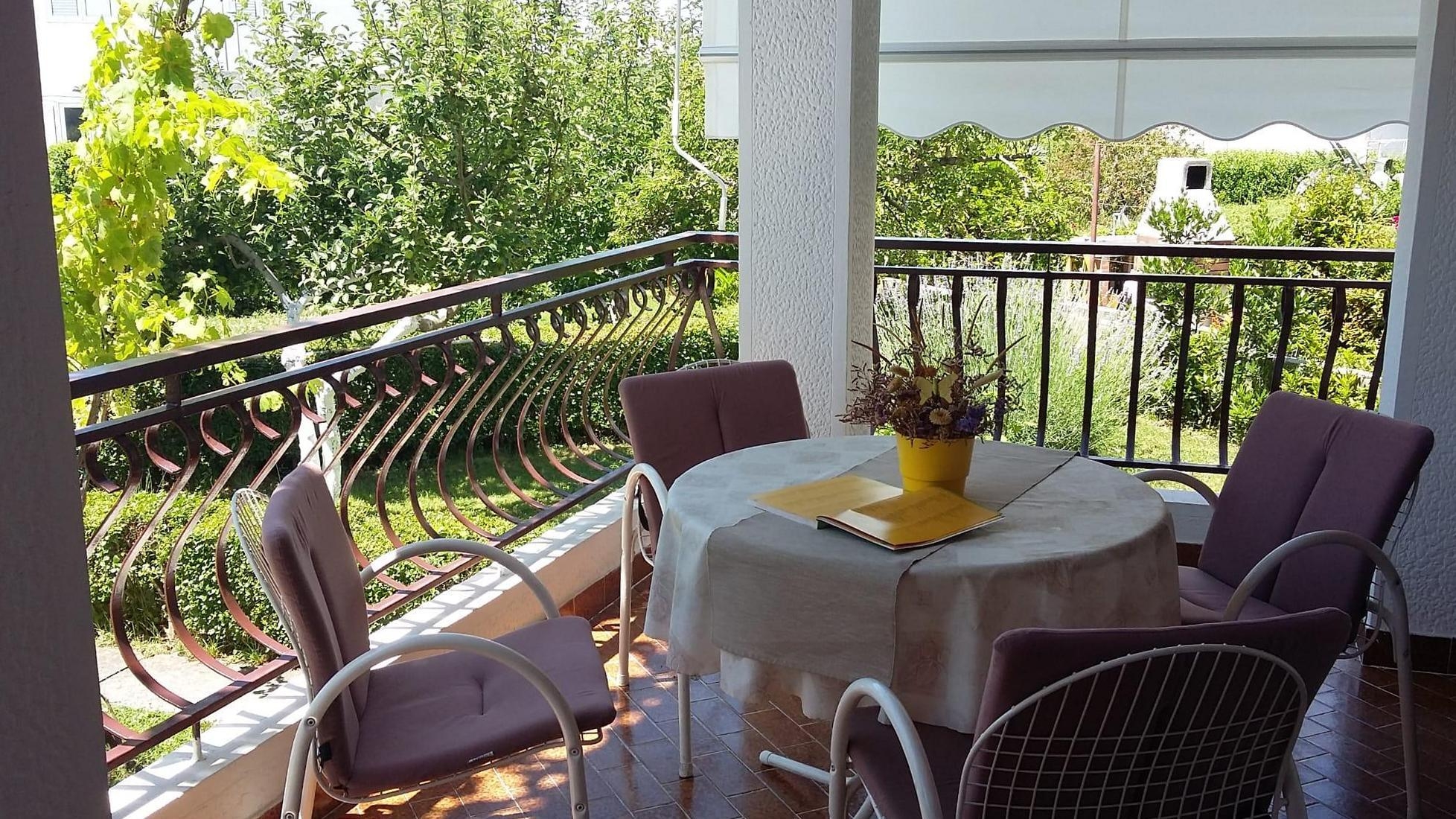 Two bedroom apartment with terrace Palit, Rab  A-a