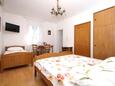 Spavaća soba Kaštel Štafilić, Spavaća soba u smještaju tipa studio-apartment, WiFi.