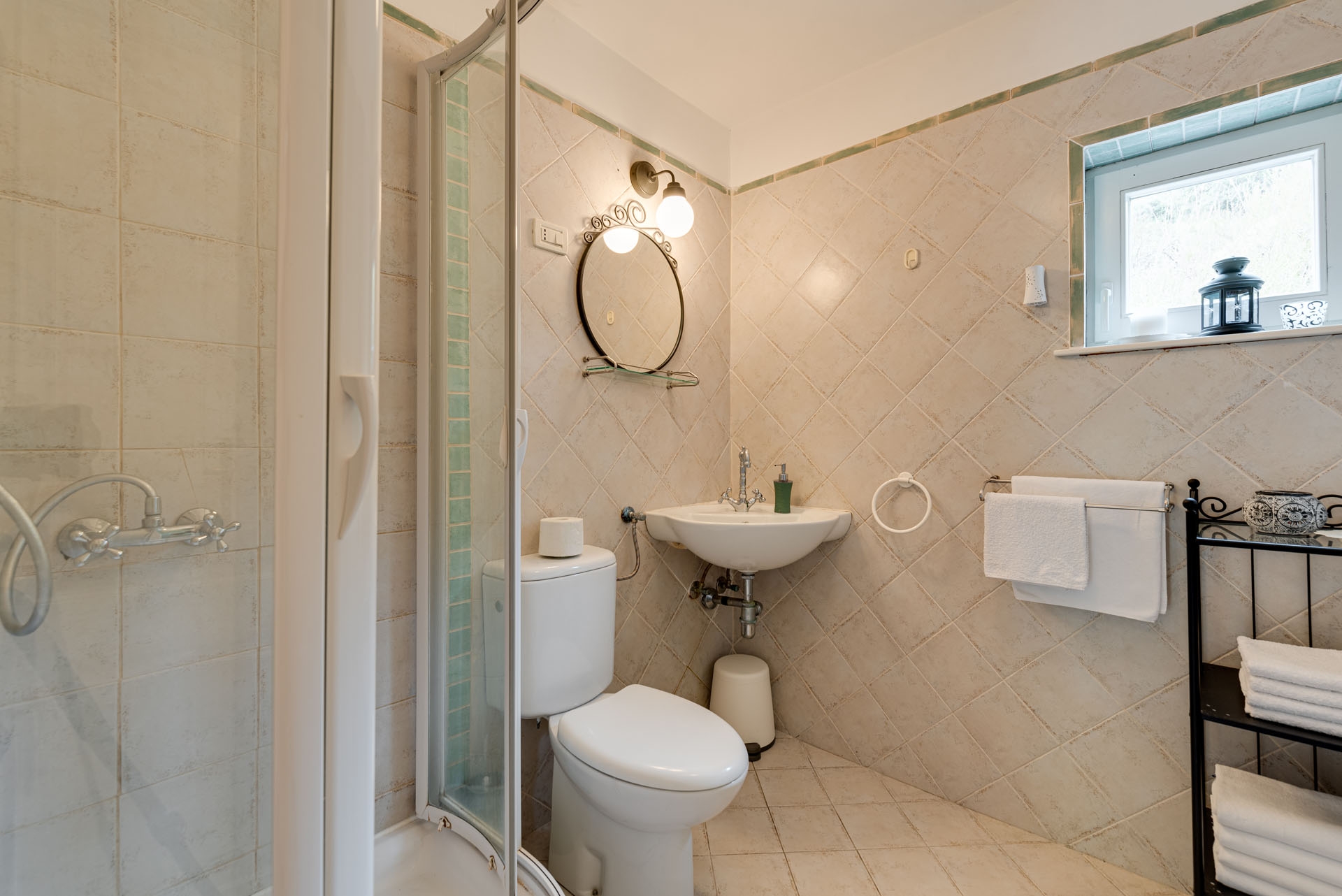 Comfortable and spacious house with terrace and sea view Pasadur, Lastovo  K