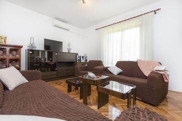 Vinež, Sala de estar in the apartment, air condition available y WiFi.