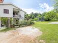 Vinež, Labin, Parkiralište 15870 - Apartmani sa šljunčanom plažom.