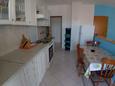 Sala da pranzo Njivice, Sala da pranzo nell'alloggi del tipo apartment, animali domestici ammessi e WiFi.