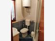 Njivice, Baño in the studio-apartment, (pet friendly) y WiFi.