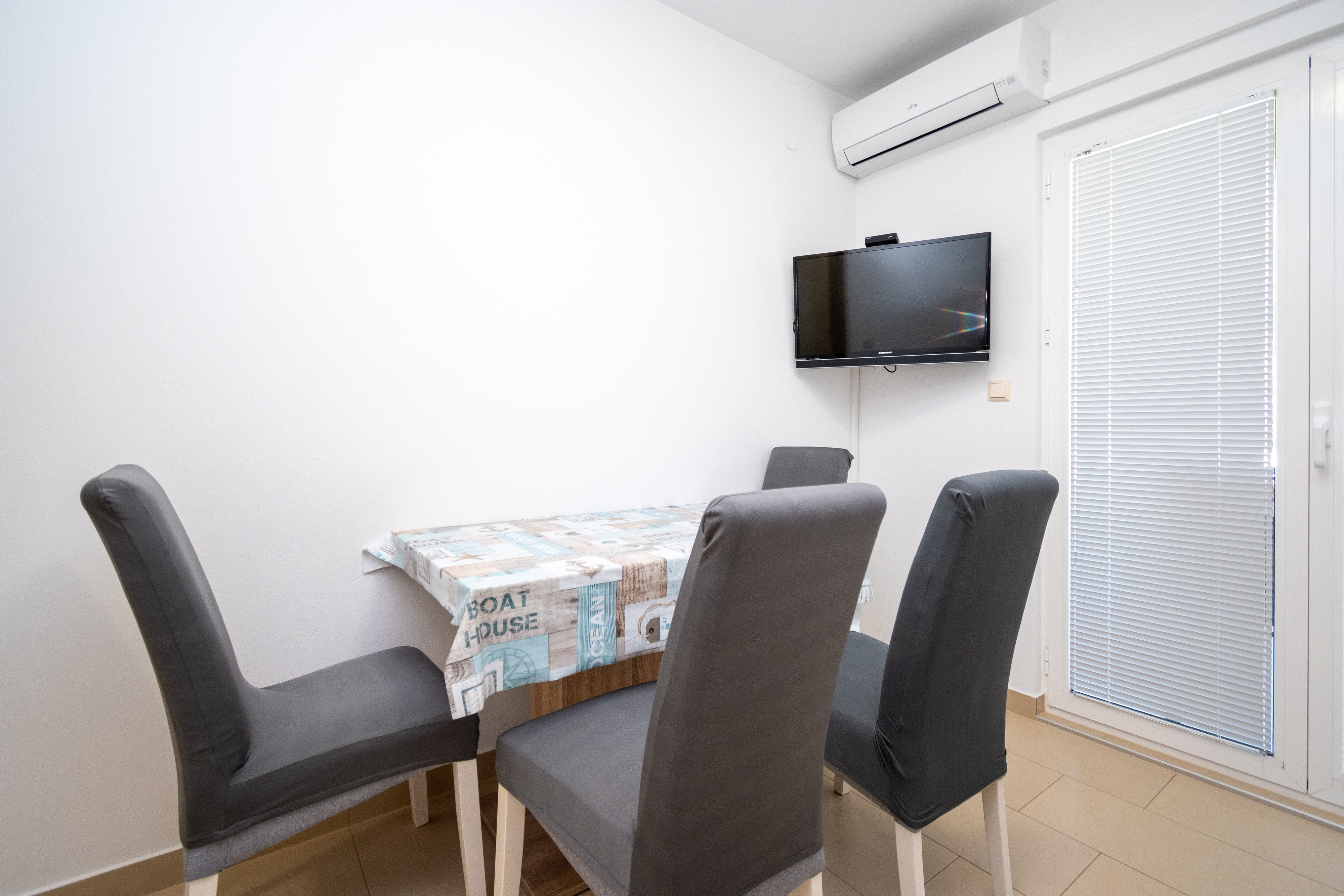 One bedroom apartment with terrace Vrsi, Zadar (A-15944-c)