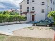Parkiralište Podstrana, Split, Parkiralište 15963 - Apartmani blizu mora sa šljunčanom plažom.