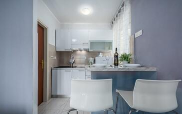 Rabac, Kuchyně v ubytování typu studio-apartment, s klimatizací, domácí mazlíčci povoleni a WiFi.