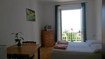 Bedroom Tučepi, Bedroom in the studio-apartment, (pet friendly) and WiFi.