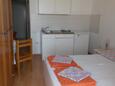 Spavaća soba Tučepi, Spavaća soba u smještaju tipa studio-apartment, kućni ljubimci dozvoljeni i WiFi.