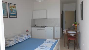 Bedroom Tučepi, Bedroom in the studio-apartment, (pet friendly) and WiFi.
