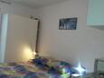 Spavaća soba Tučepi, Spavaća soba u smještaju tipa studio-apartment, dostupna klima, kućni ljubimci dozvoljeni i WiFi.