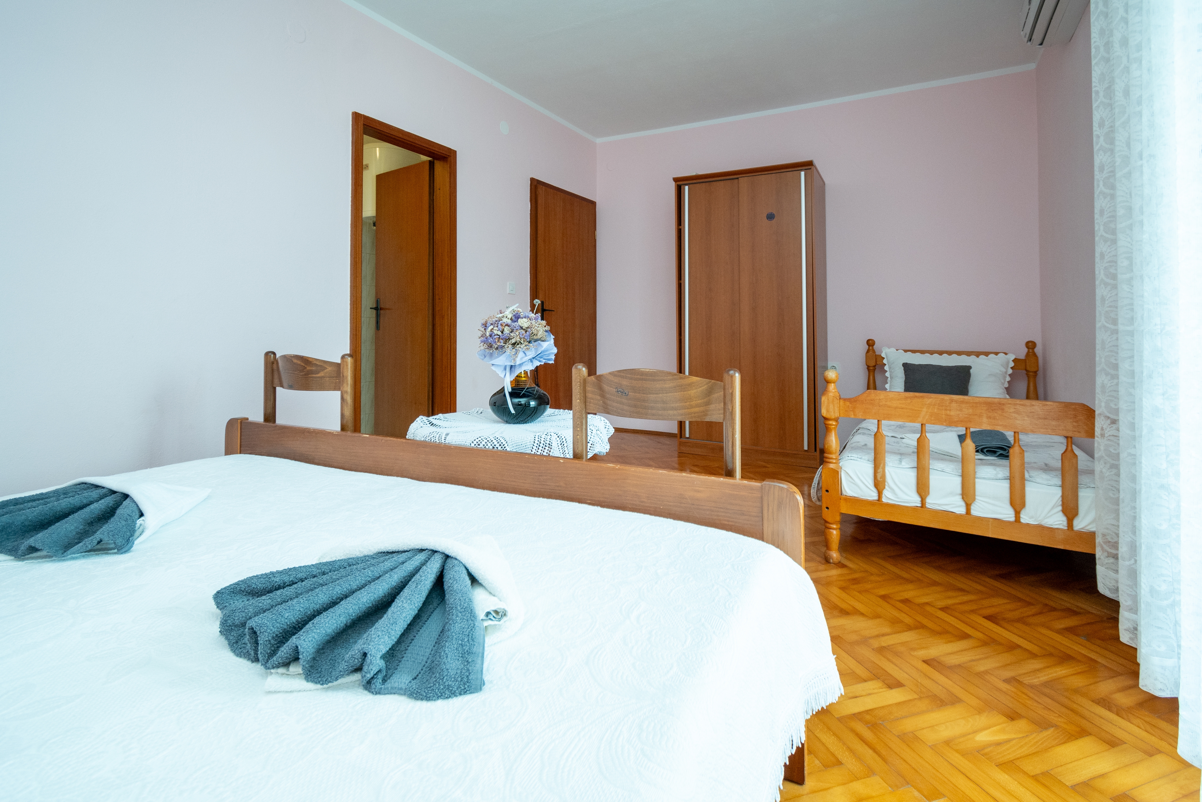 Room with balcony and sea view Zubovići, Pag  S-a