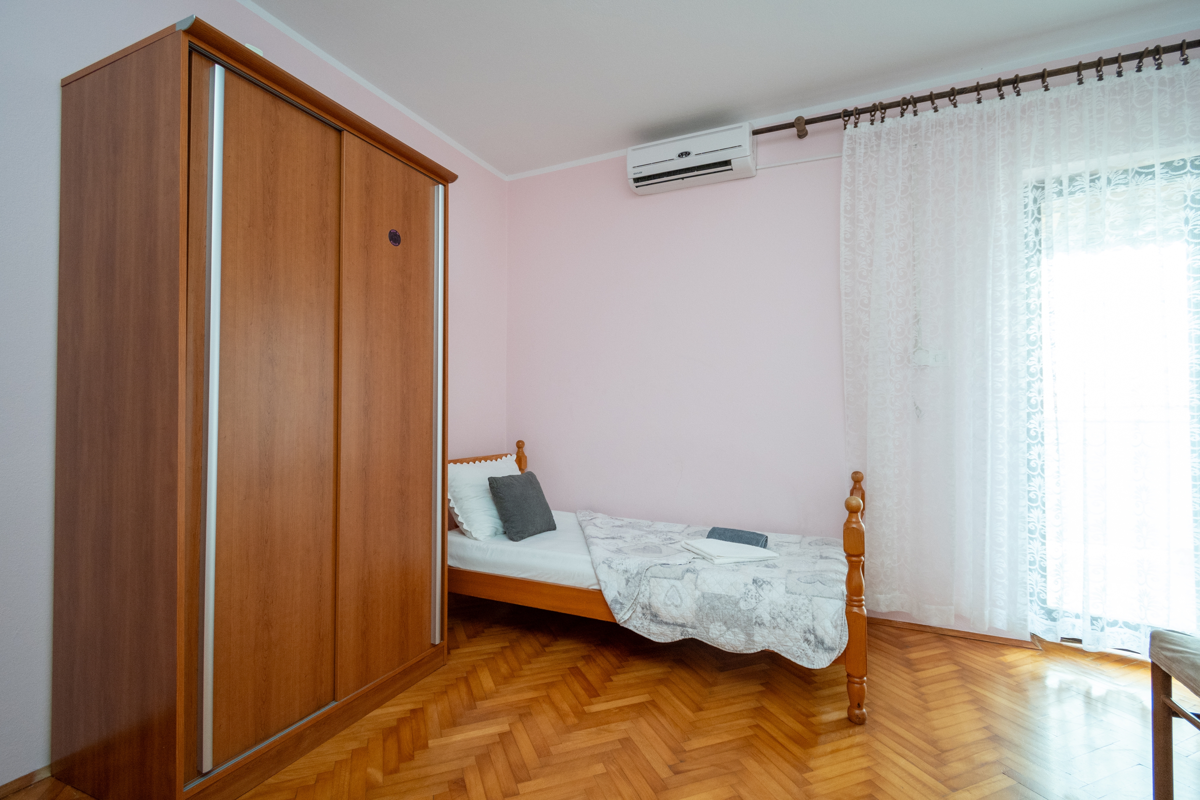 Room with balcony and sea view Zubovići, Pag  S-a