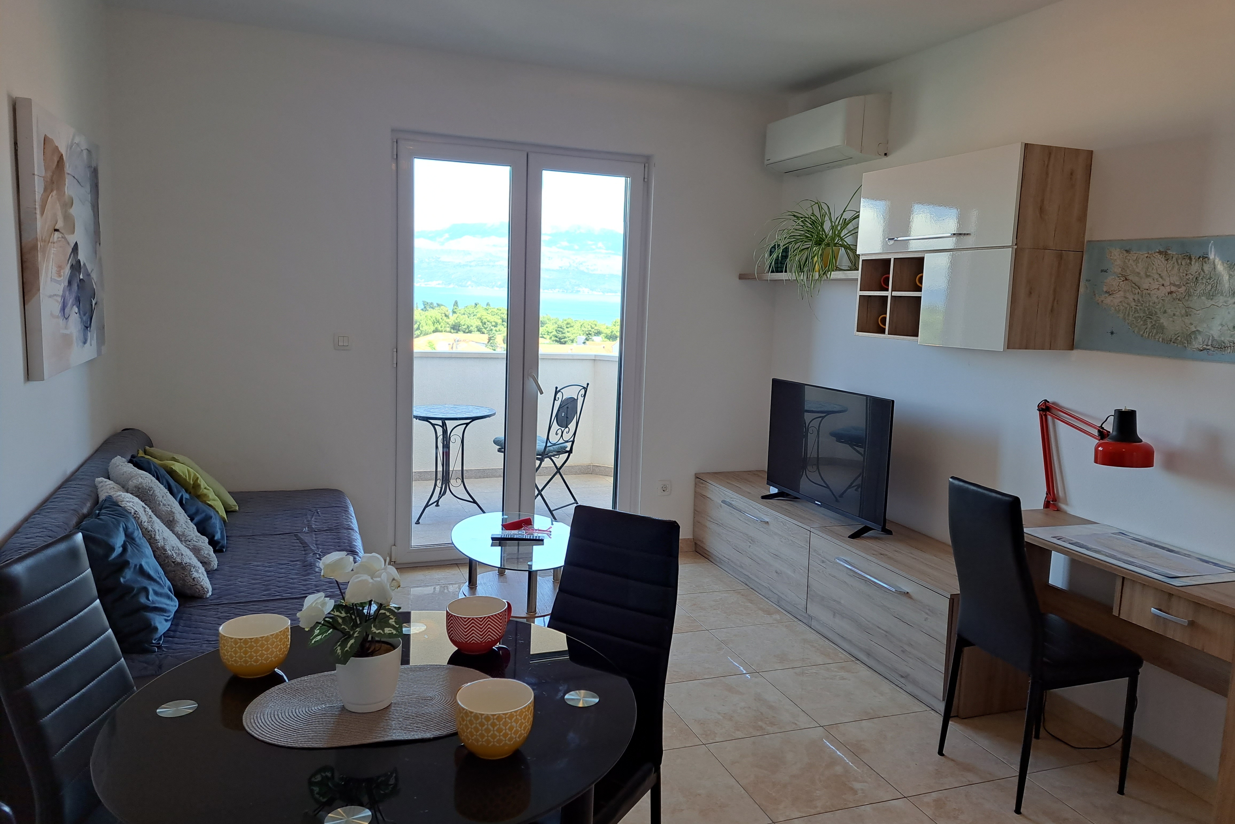 Two bedroom apartment with balcony and sea view Supetar, Brač (A-16130-a) Two bedroom apartment with balcony and sea view Supetar, Brač (A-16130-a)