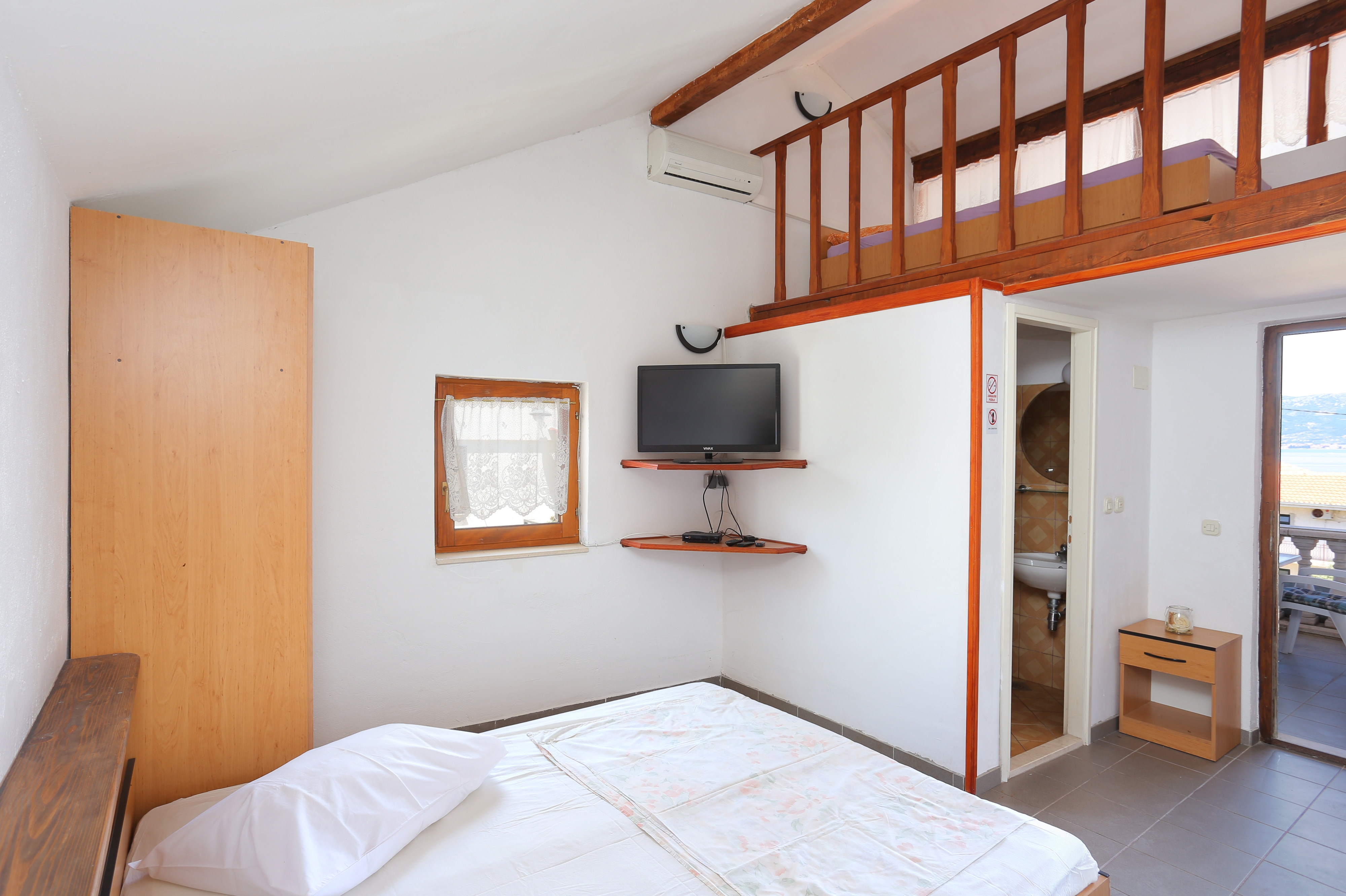 One bedroom apartment with terrace and sea view Slatine, Čiovo (A-16131-e)