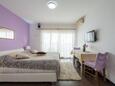 Spavaća soba Stobreč, Spavaća soba u smještaju tipa studio-apartment, dostupna klima i WiFi.