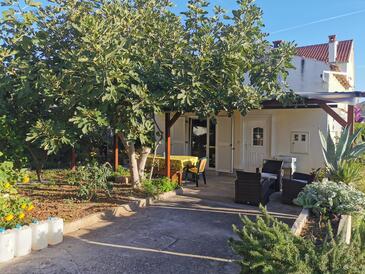 Objekt Preko, Ugljan, Objekt 16168 - Apartmaji s prodnato plažo.