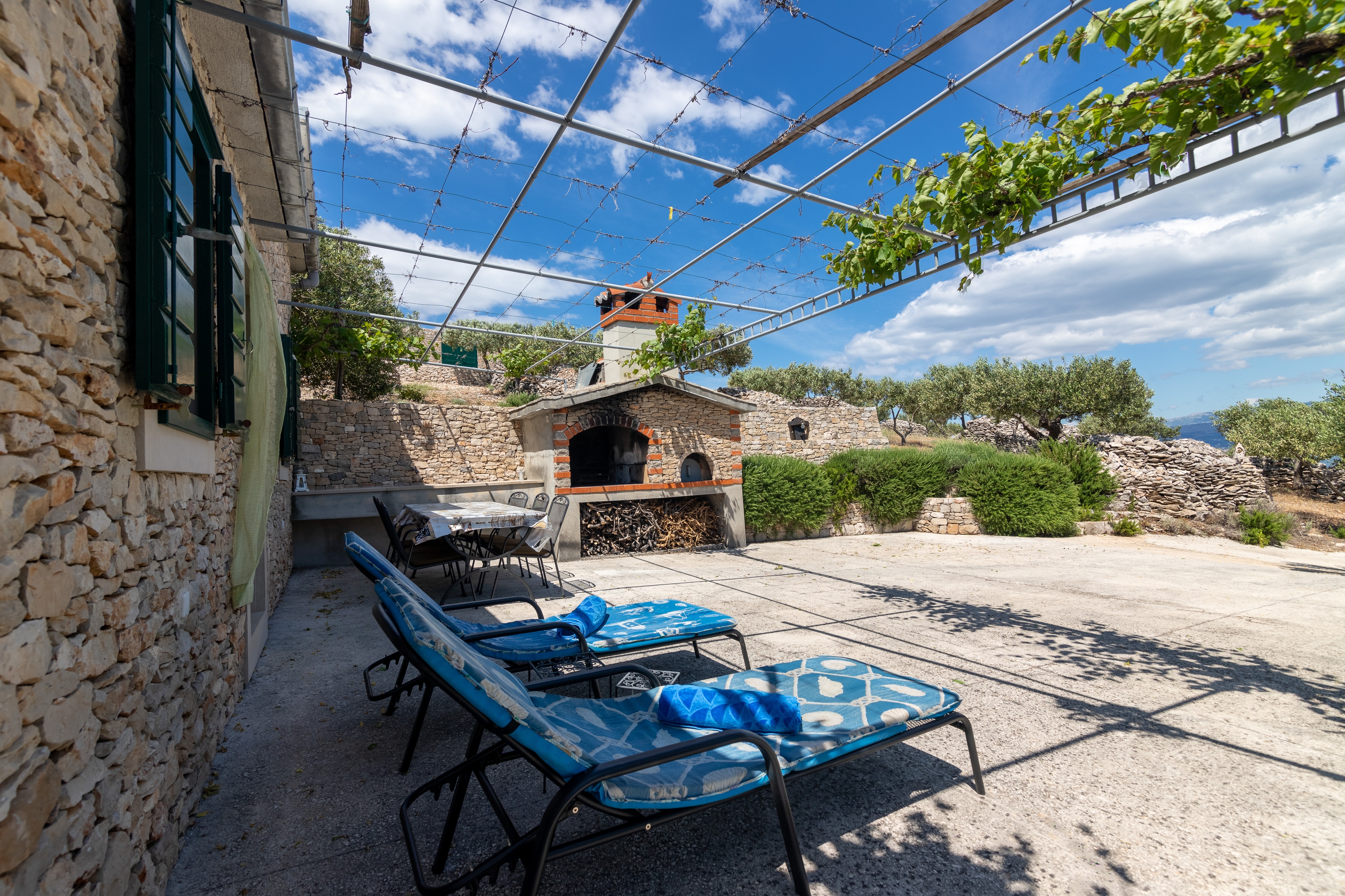 One bedroom house with terrace and sea view Cove Vela Lozna, Brač  K