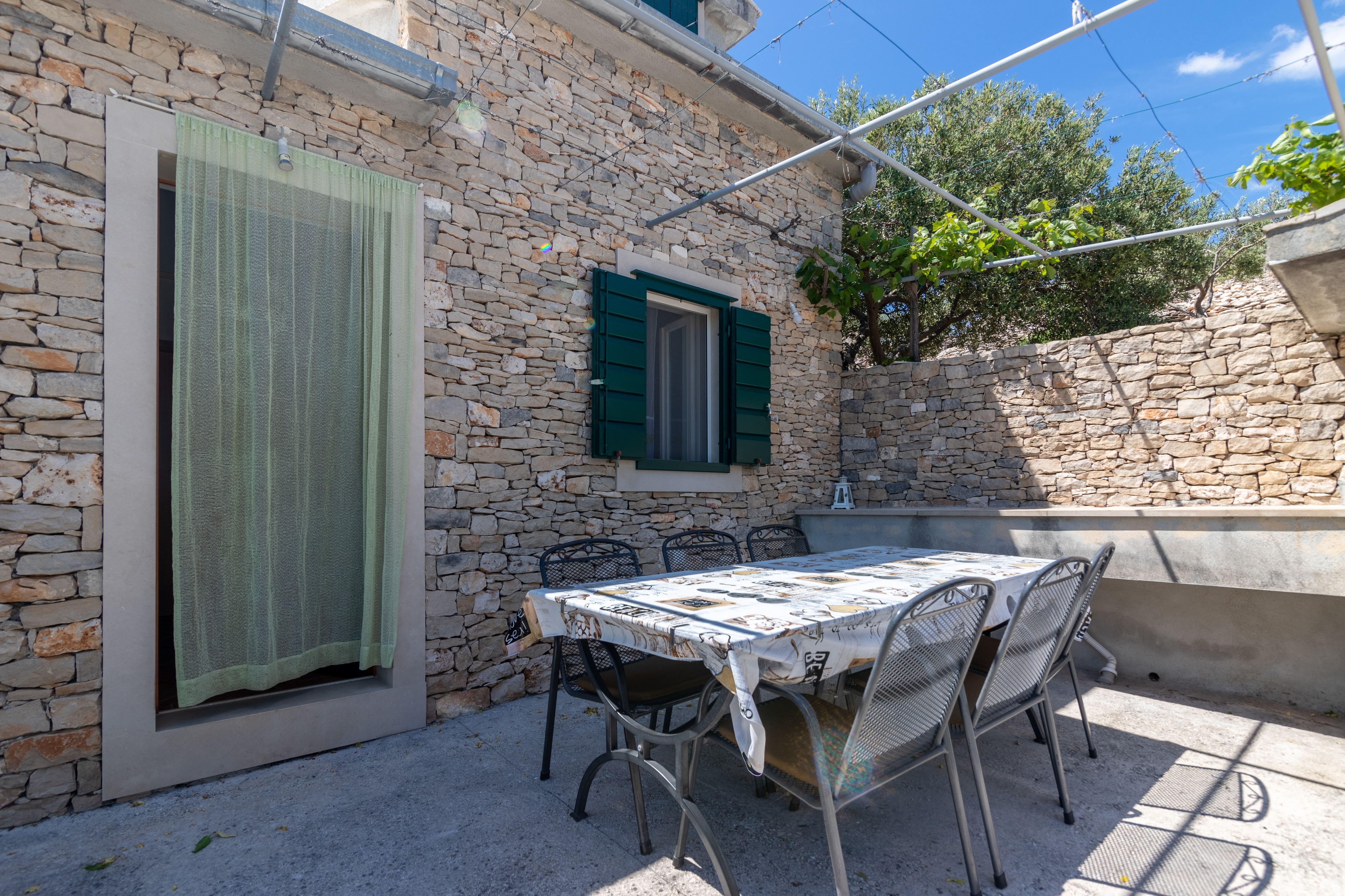 One bedroom house with terrace and sea view Cove Vela Lozna, Brač  K