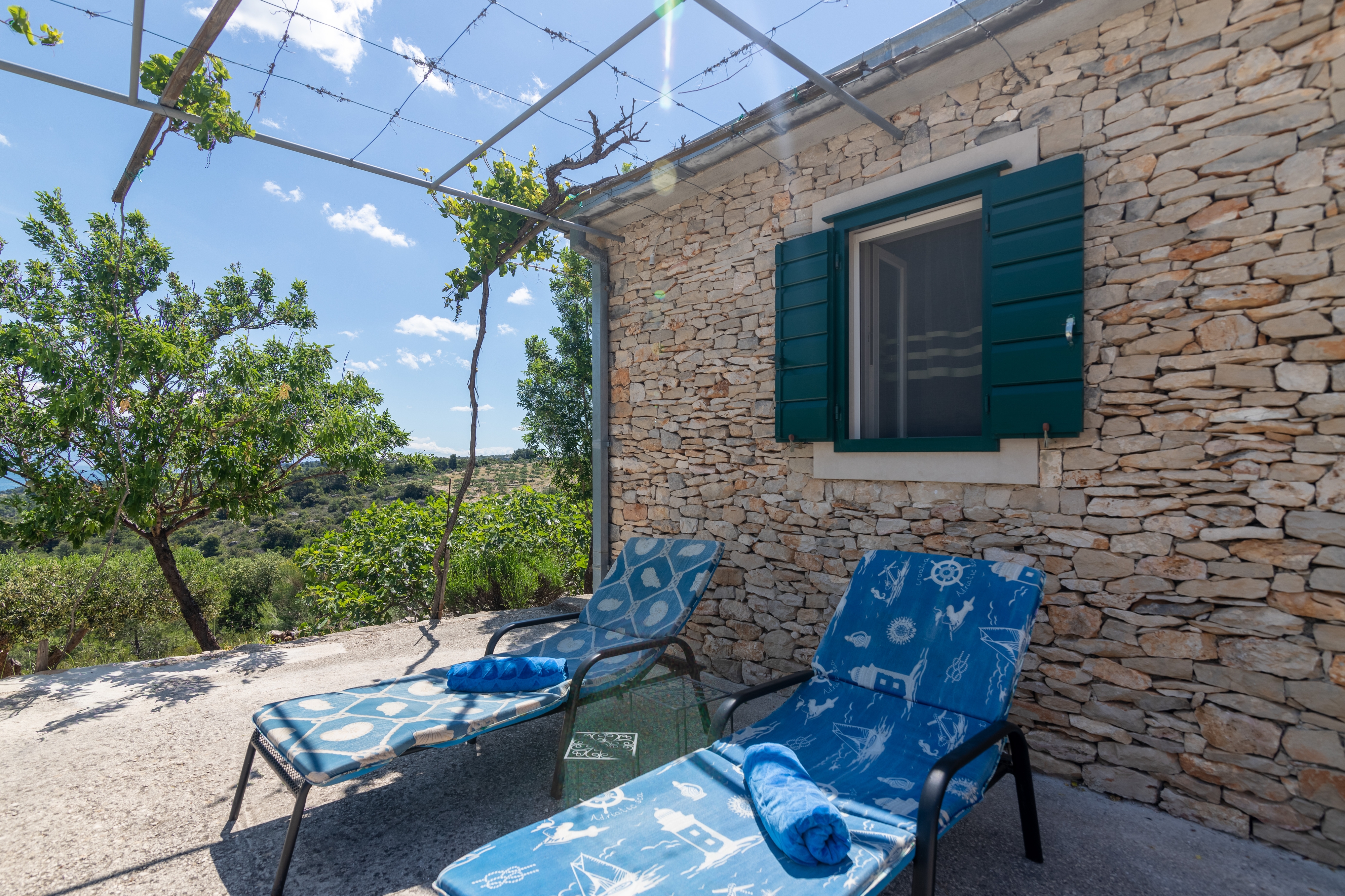 One bedroom house with terrace and sea view Cove Vela Lozna, Brač  K