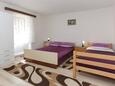 Omiš, Bedroom in the apartment, (pet friendly) and WiFi.