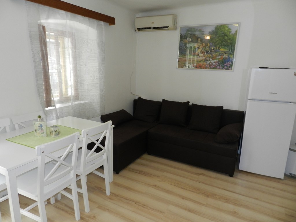 One bedroom apartment with terrace Omiš (A-16185-a)