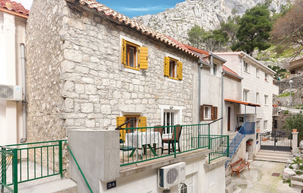 One bedroom apartment with terrace Omiš (A-16185-a) One bedroom apartment with terrace Omiš (A-16185-a)