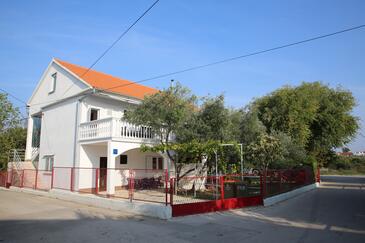 Vodice, Vodice, Objekt 16190 - Apartmani sa šljunčanom plažom.