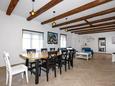 Sala da pranzo Kolan, Sala da pranzo nell'alloggi del tipo house, animali domestici ammessi e WiFi.