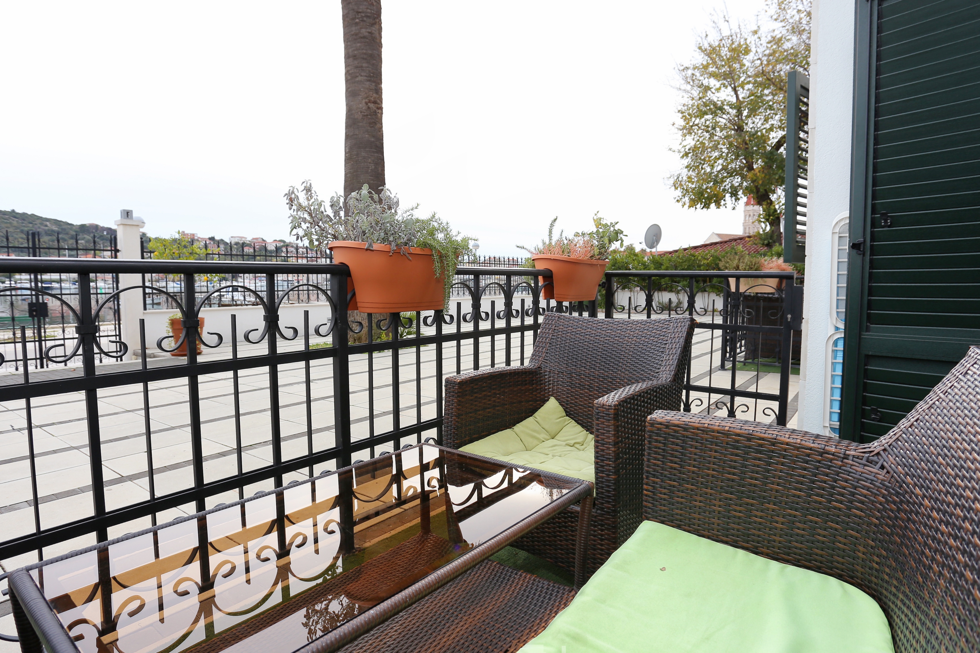 One bedroom apartment with terrace and sea view Trogir  A-a