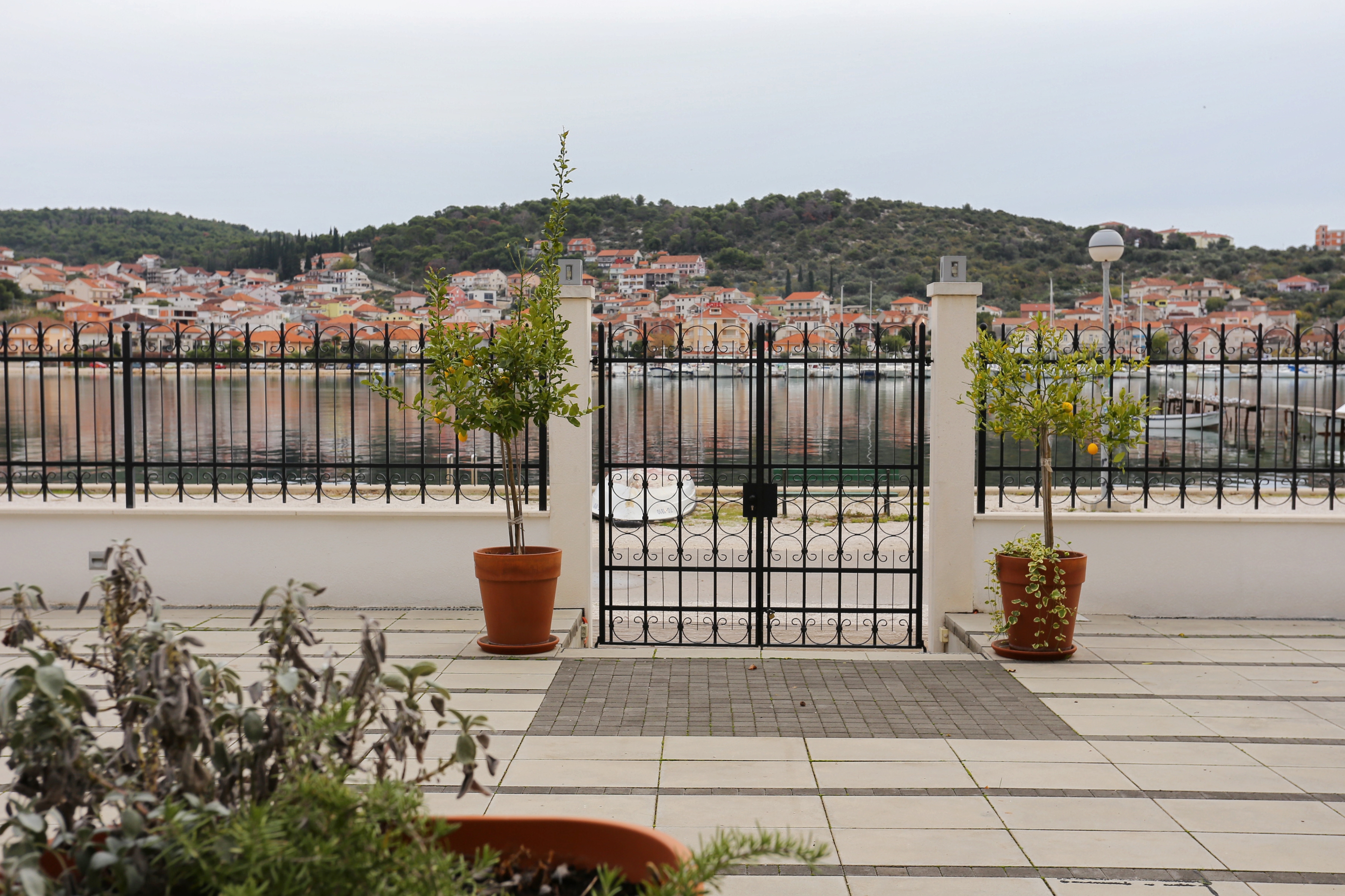 One bedroom apartment with terrace and sea view Trogir  A-a