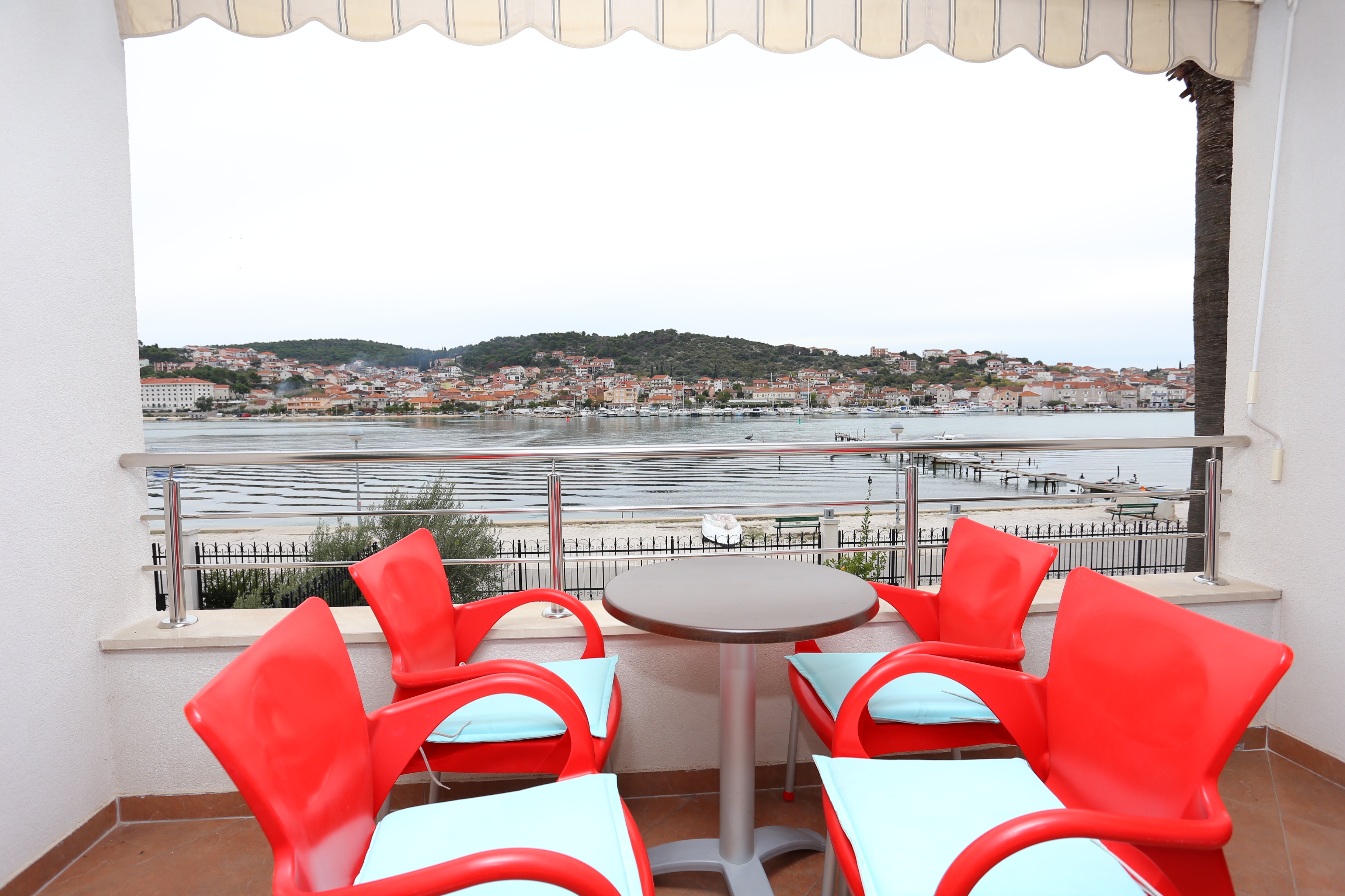 One bedroom apartment with terrace and sea view Trogir  A-c