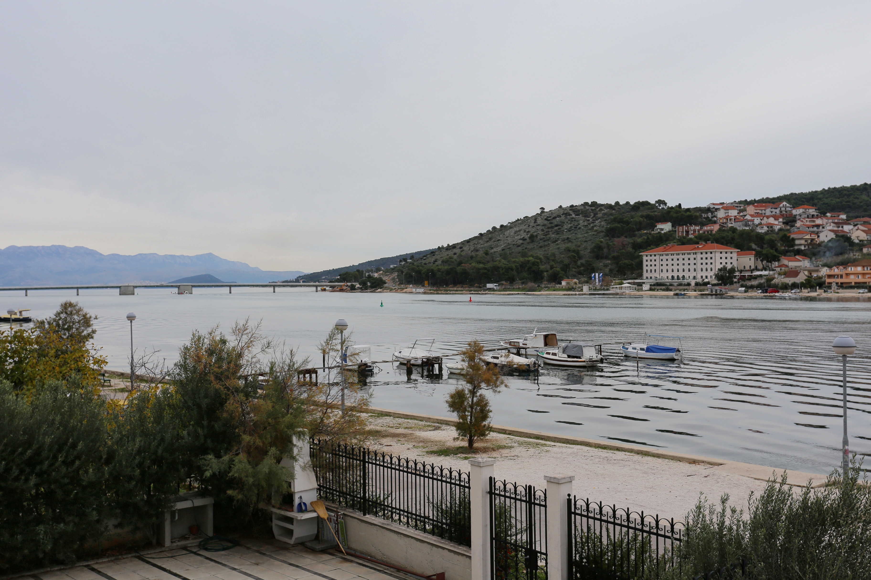 One bedroom apartment with terrace and sea view Trogir  A-c