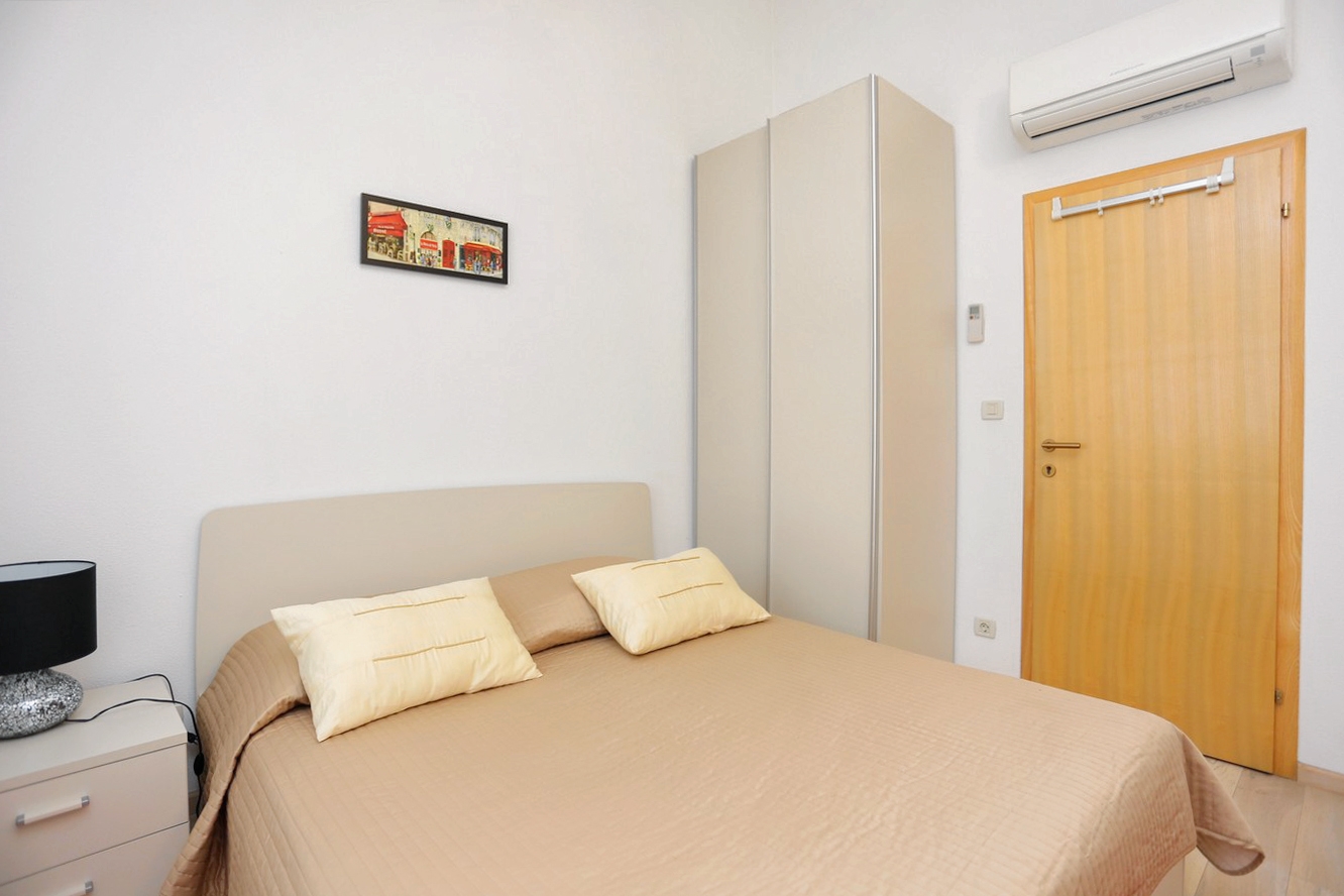 Two bedroom apartment with terrace and sea view Trogir  A-a