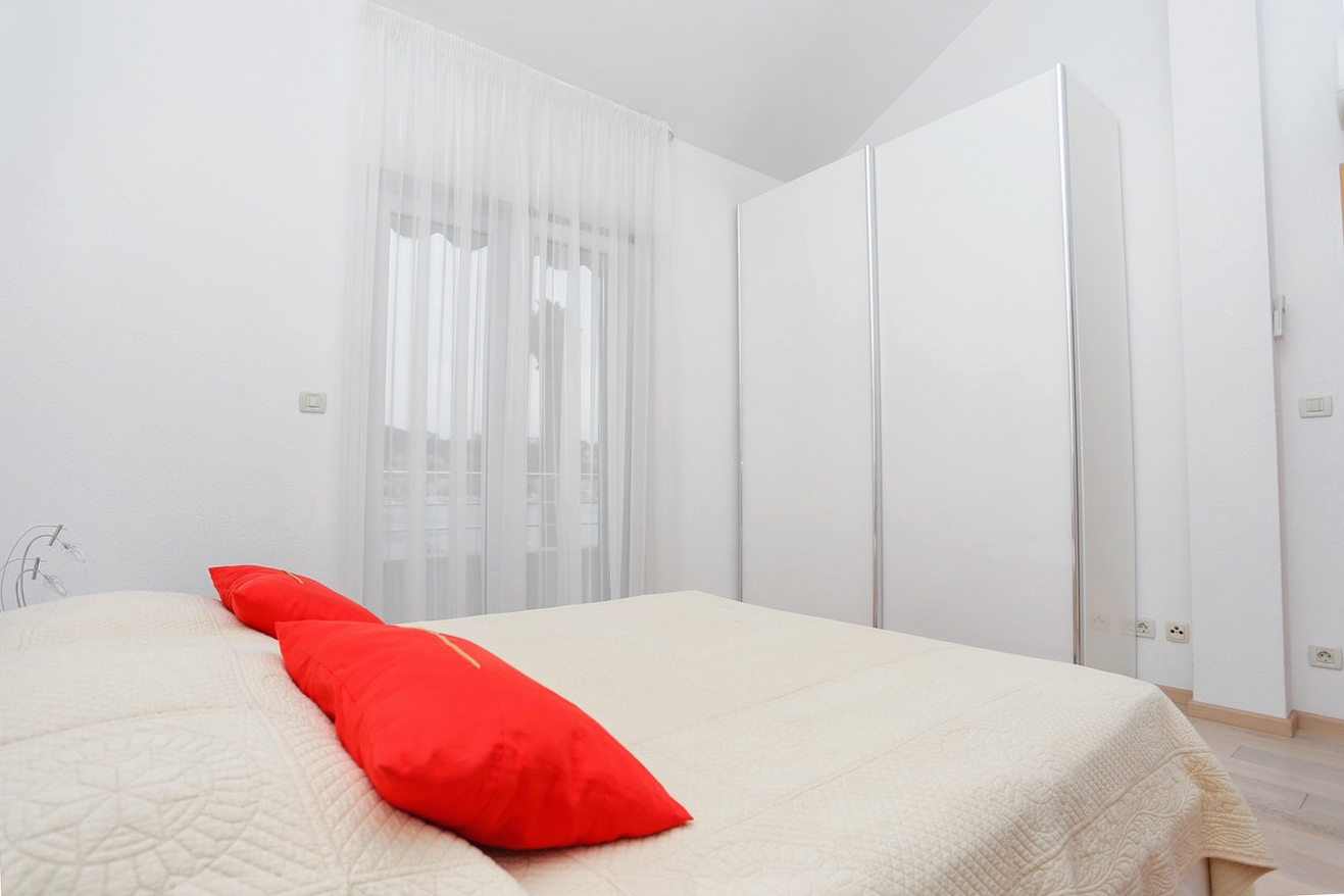 Two bedroom apartment with terrace and sea view Trogir  A-a