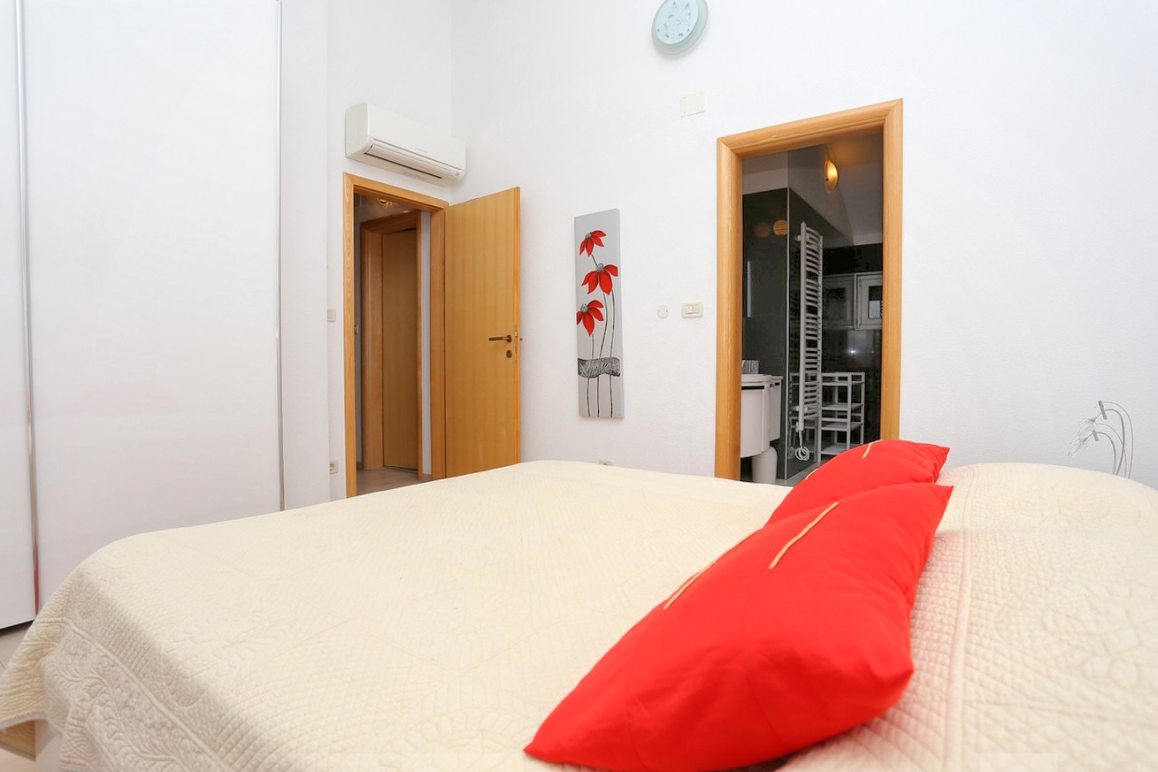Two bedroom apartment with terrace and sea view Trogir  A-a