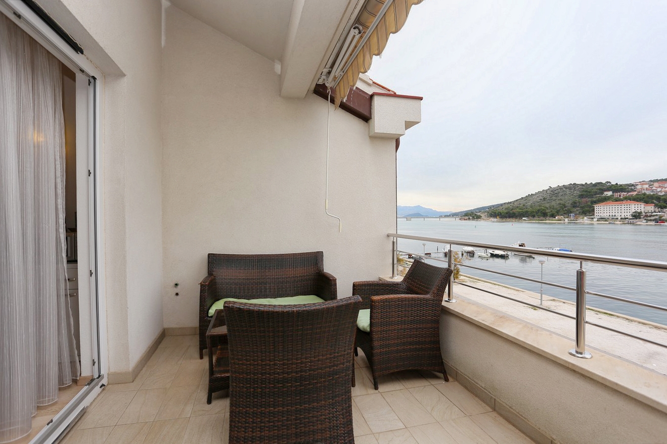 Two bedroom apartment with terrace and sea view Trogir  A-a