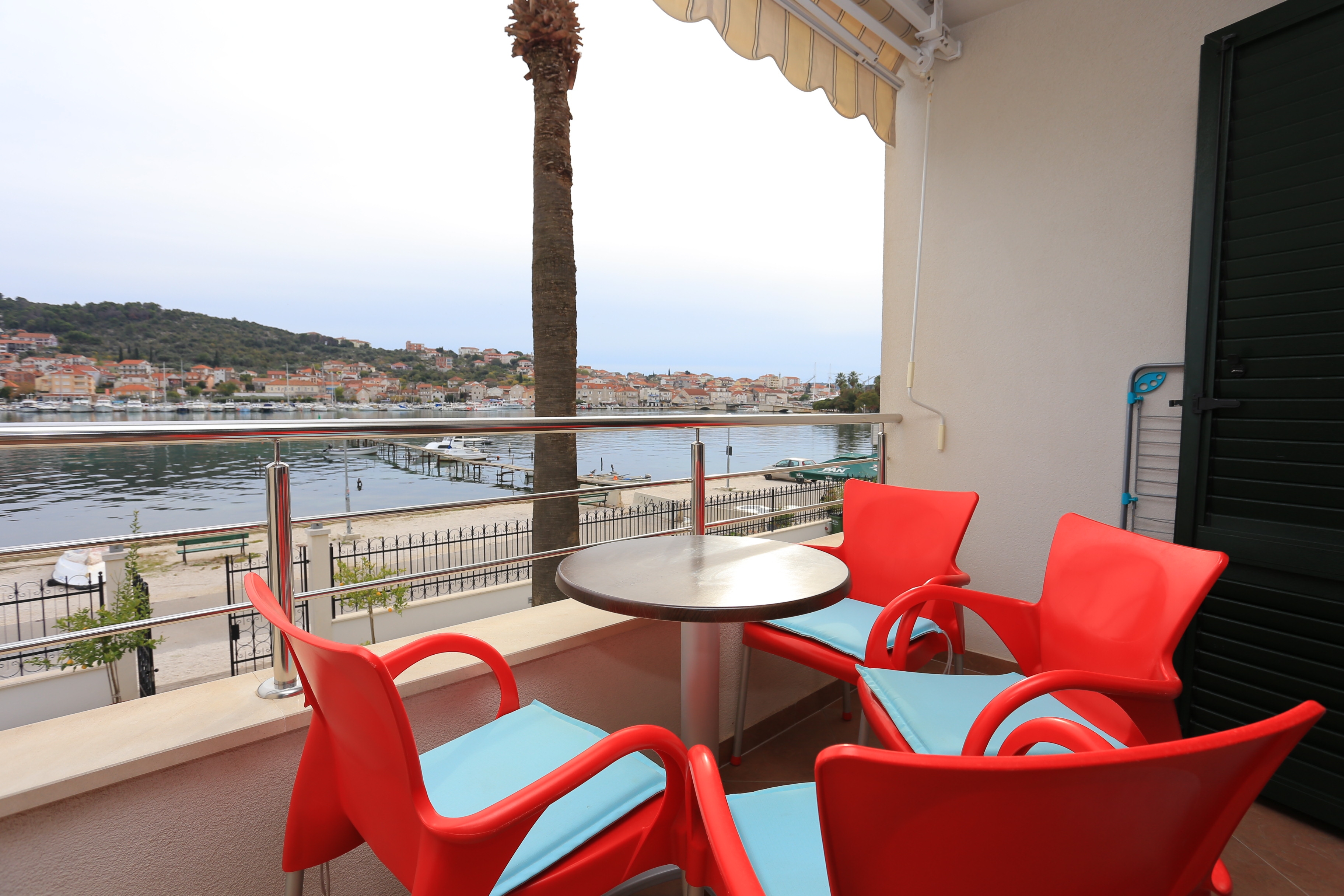 One bedroom apartment with terrace and sea view Trogir  A-b