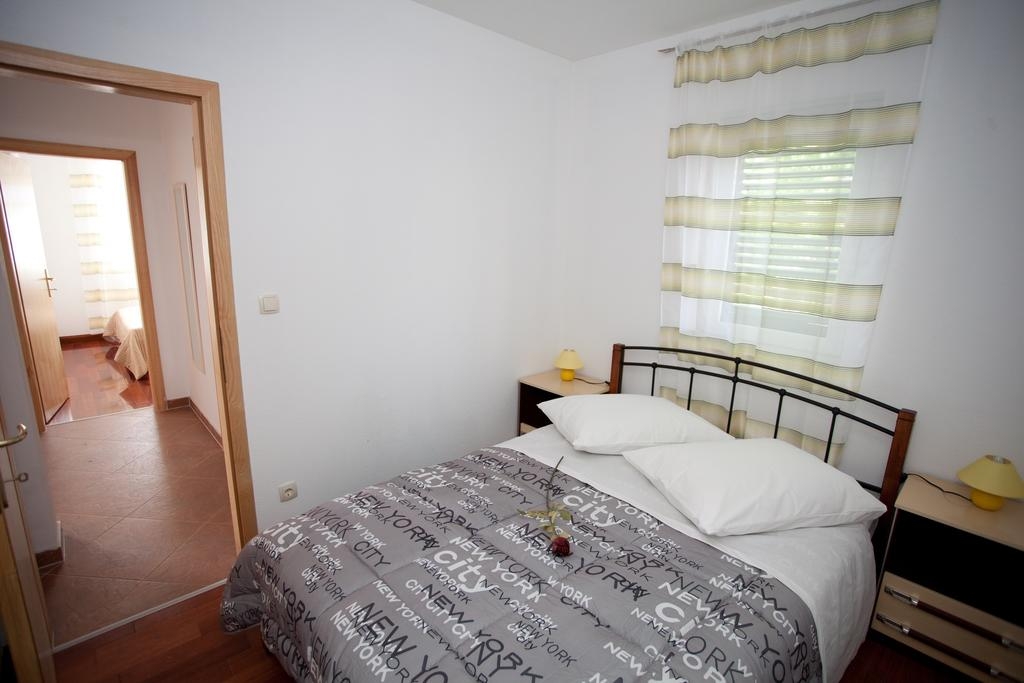 Two bedroom apartment with terrace and sea view Trogir  A-c