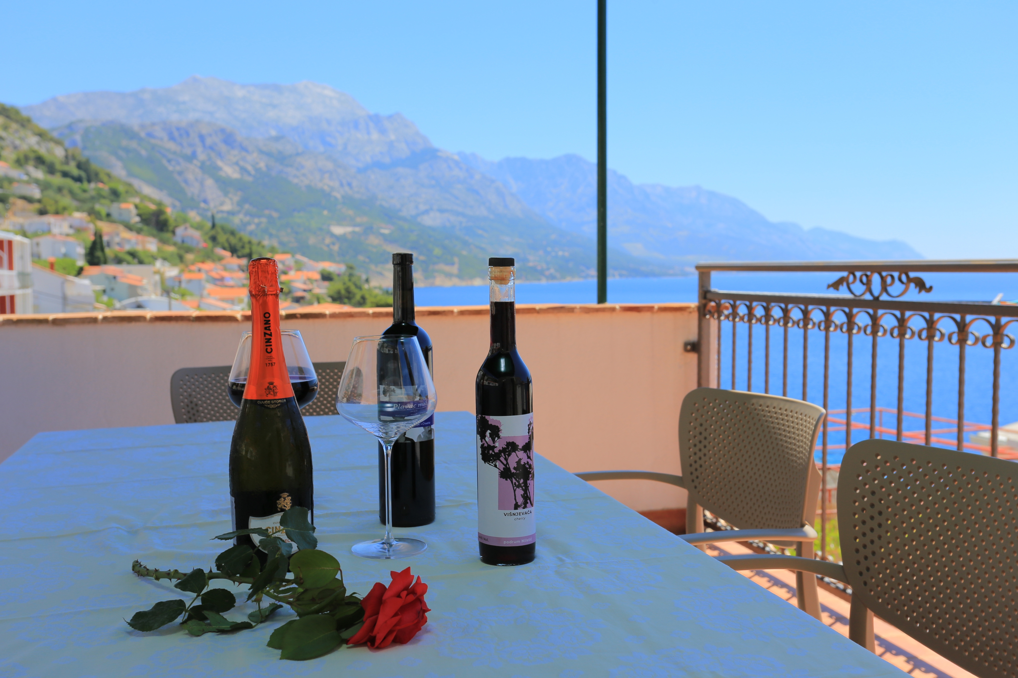 Two bedroom apartment with terrace and sea view Pisak, Omiš (A-16239-a)