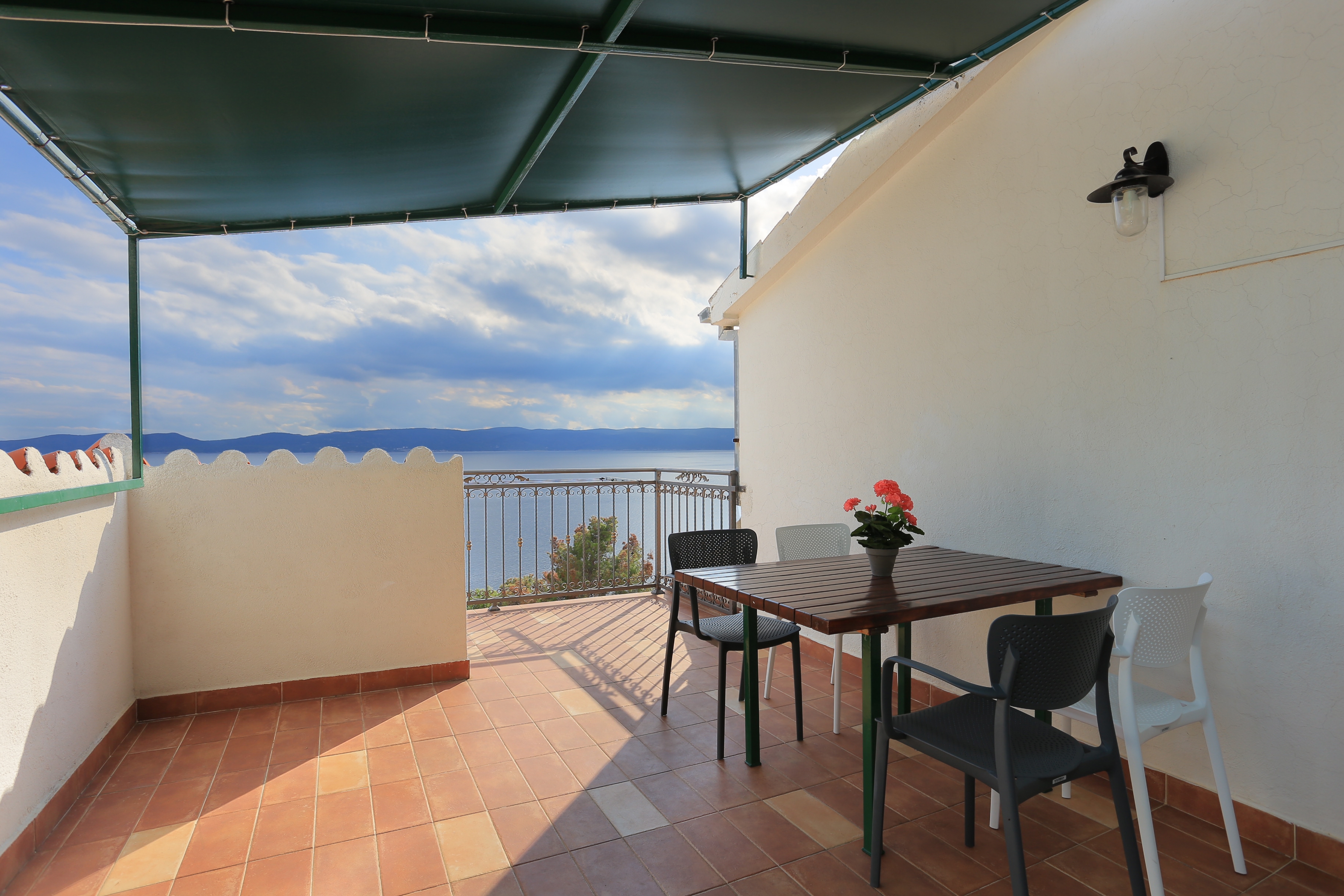One bedroom apartment with terrace and sea view Pisak, Omiš (A-16239-f)