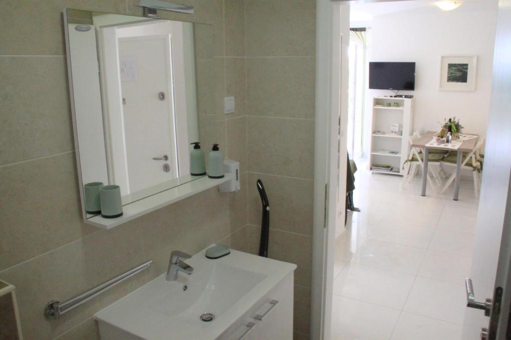 One bedroom apartment with terrace Njivice, Krk  A-a