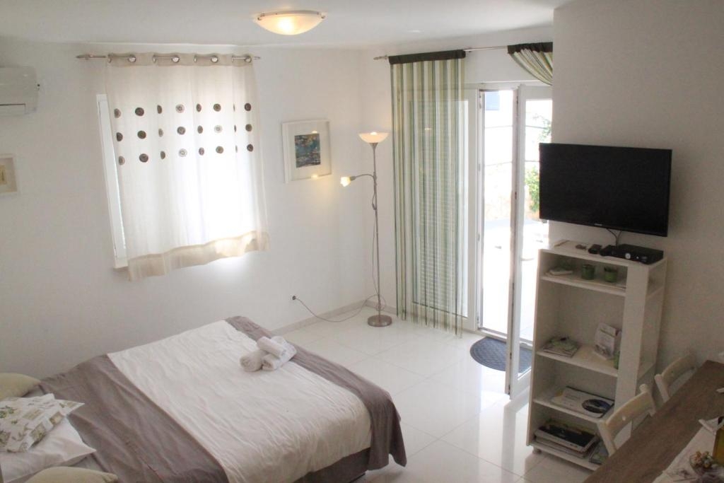 One bedroom apartment with terrace Njivice, Krk (A-16244-a)