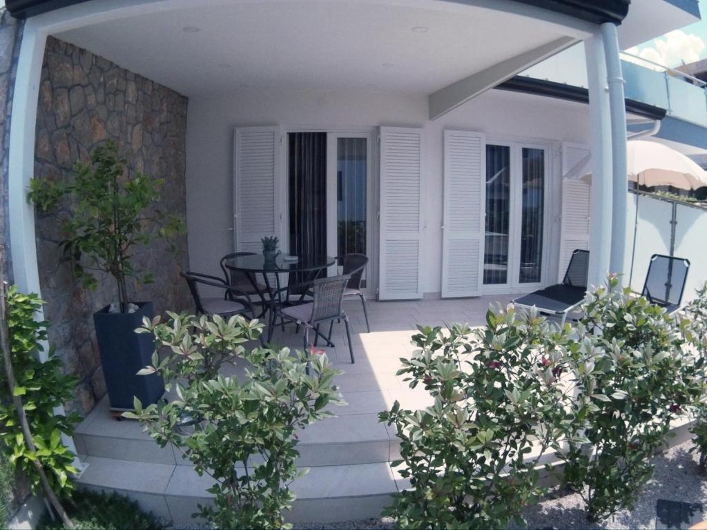Studio flat with terrace Njivice, Krk  AS-a