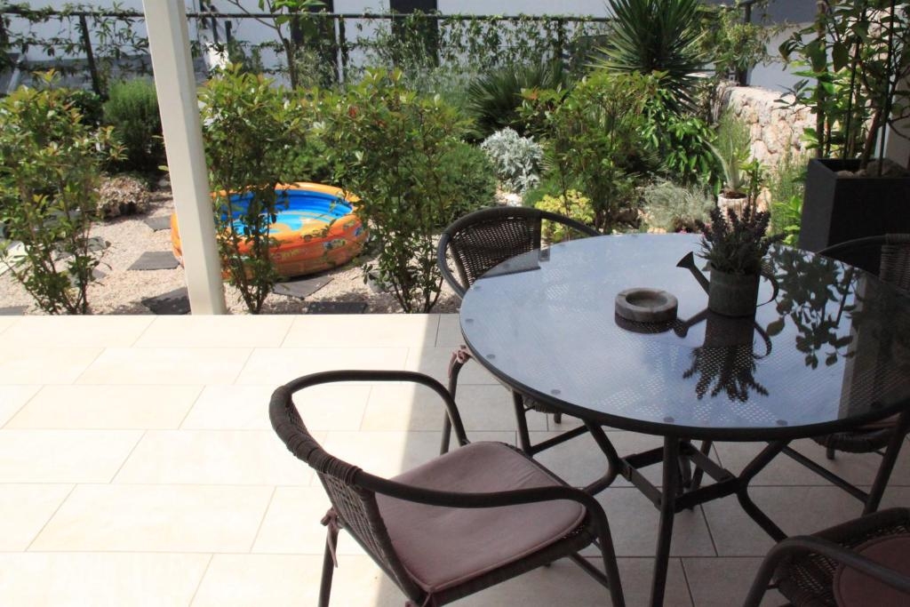 Studio flat with terrace Njivice, Krk  AS-a