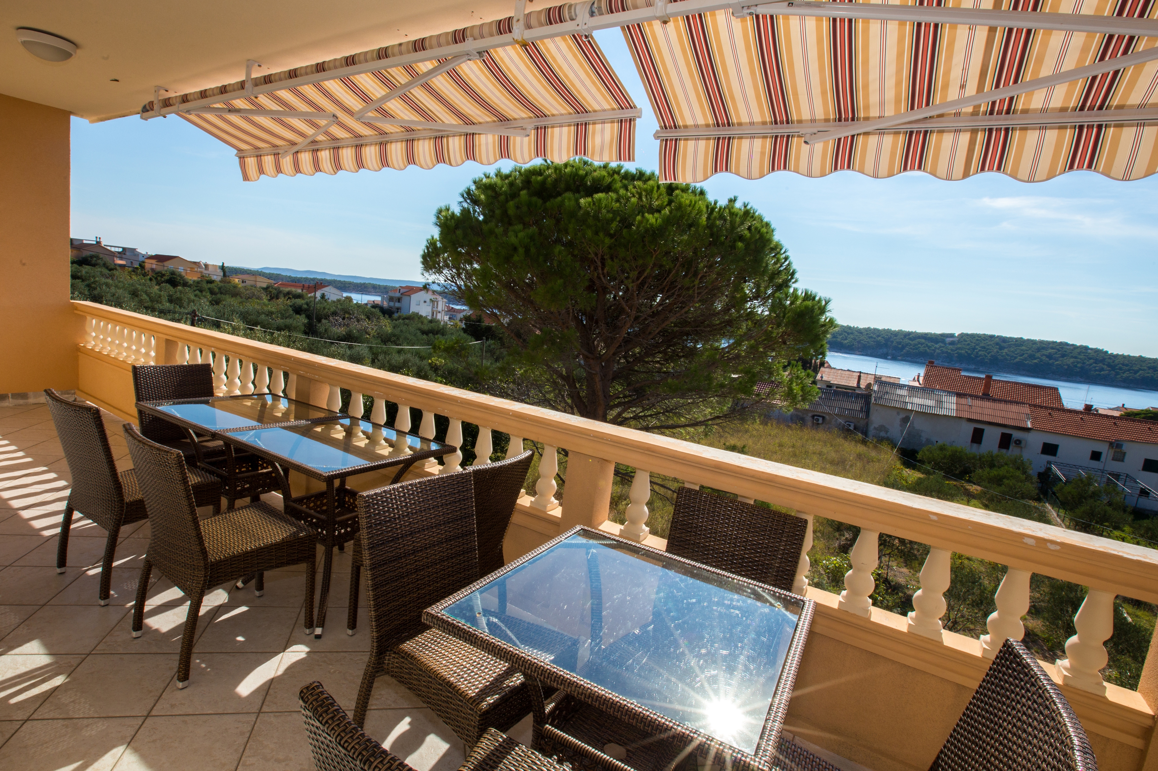 Three bedroom apartment with terrace and sea view Barbat, Rab  A-c