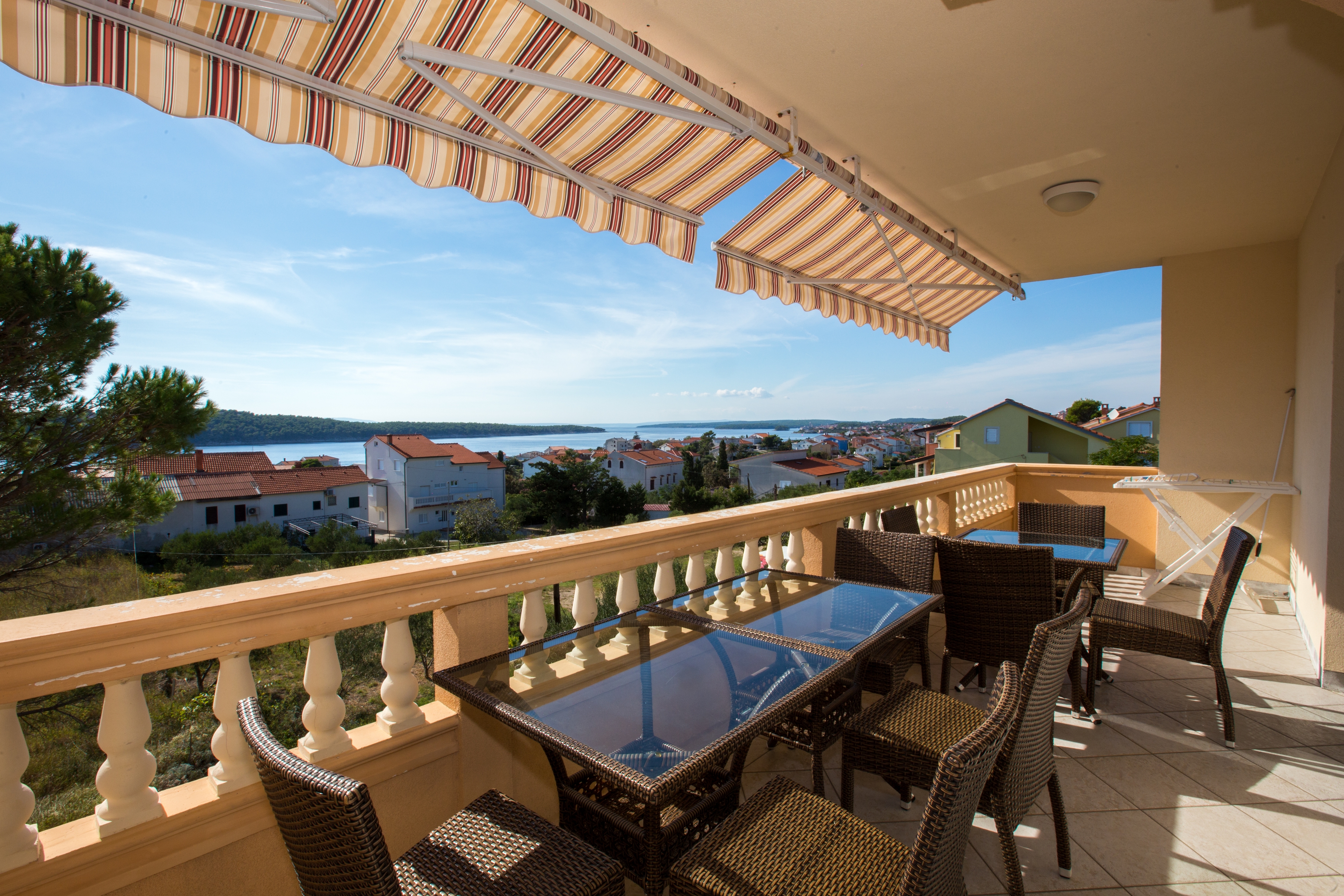 Three bedroom apartment with terrace and sea view Barbat, Rab  A-c