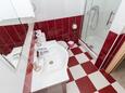 Kupaonica Vodice, Kupaonica u smještaju tipa apartment, kućni ljubimci dozvoljeni i WiFi.