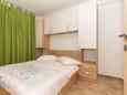 Spavaća soba Vodice, Spavaća soba u smještaju tipa apartment, kućni ljubimci dozvoljeni i WiFi.